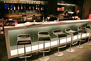 Umfangreich bestückte Bar (Foto: Martin Schmitz)
